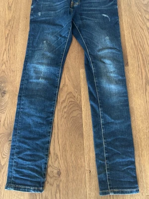 Blå skinny jeans från Dsquared2 - Snygga blå skinny jeans från Dsquared2 med slitningar och tvättade detaljer. Mycket bra skick, tight modell