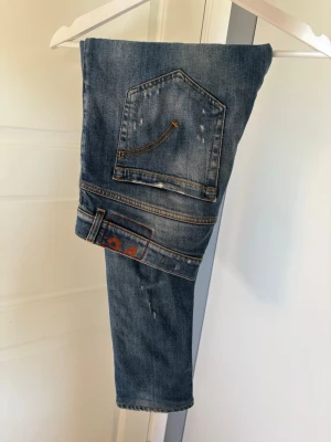 Dondup George - Tja, säljer nu ett par Dondup George jeans eftersom de ba legat på hyllan sedan jag köpte dom. De är använda ett fåtal gånger bara. De har inga skador/hål utan bara slitningar som är original design. Nypris: 3400kr De är W34 men har W32-33 på alla mina andra Dondup. De sitter inte vaccum tight på mig utan lagom skinny/slim.