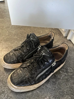 Giuseppe Zanotti skor - Ett par giuseppe zanotti skor i använd skick, går att fixa till dom om man ger dom lite kärlek! Storlek 39 men passar 40 med. Perfekt inför sommaren!