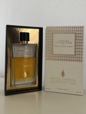 Leisure in Paradise Eau de Parfum - Leisure in Paradise Eau de Parfum Intense från Simone Andreoli. Flaskan är transparent med svart och guld kork, och innehåller en gyllengul vätska. Kommer i elegant vit och guld kartong med stilren design. Tillverkad i Italien. Förvarad mörkt och svalt, inköpt för ca 1 år sedan. Från början 100ml.