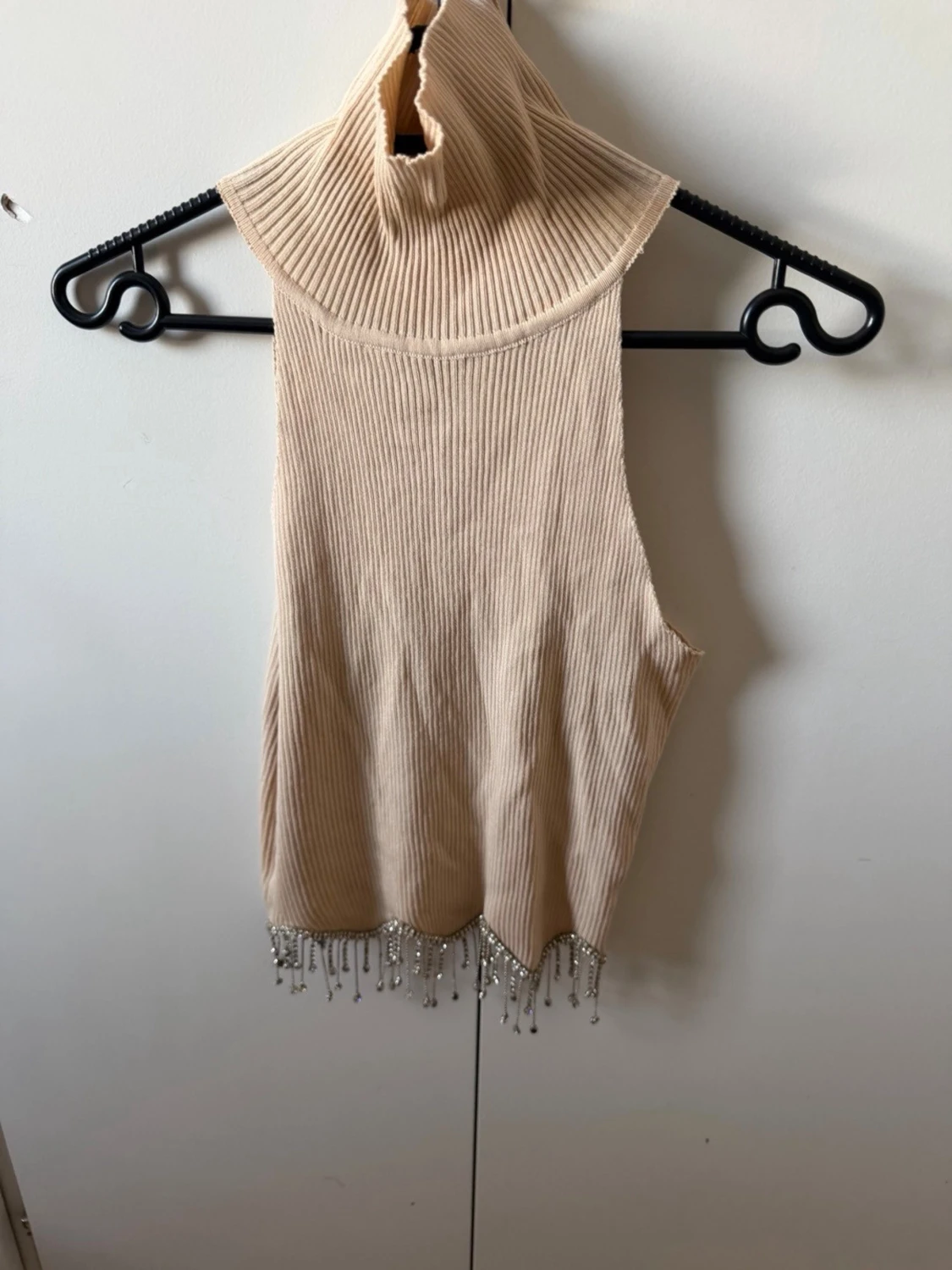 Beige ribbad polotopp med pärlor