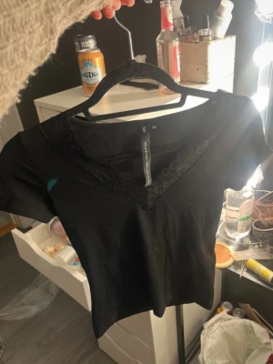 svart spets t-shirt - helt ny, har blivit lite hårig bara❣️