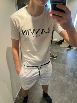 Märkes T-shirt  - Snygg vit t shirt storlek xs-s 