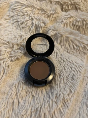 MAC Espresso matt ögonskugga - MAC Espresso är en matt ögonskugga i en djup brun nyans. Kommer i en rund svart dosa med genomskinligt lock där MAC-loggan syns. Perfekt för att skapa naturliga eller markerade ögonlooker.
