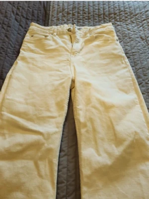 Jeans Lager 157 S - Vita jeans Lane från 157 med rå kant   Säljer ett par vita jeans från 157 i modellen Lane. Byxorna har raka ben, klassiska femficksdetaljer och rå, fransig kant nedtill för en cool look. Tillverkade i bomull och passar perfekt till sneakers eller boots.  Kan även hämtas I Partille   E2