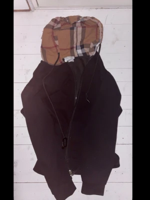 Zara - Säljer nu min fräscha zip up, som inte alls är använd! Självklart så ska du ha den! 