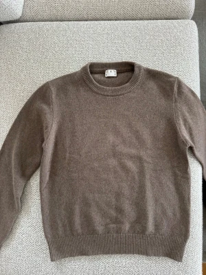 Brun kashmir tröja från Asket - Brun kashmir tröja från Asket i storlek M. Mycket bra skick. Nypris 2000 kr.
