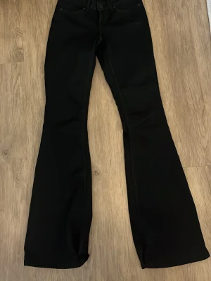 Vero Moda Jeans - Låg midjade Vero moda jeans, använda 2 gånger, inga synliga slitningar eller dy likt. Nypris 600 Skriv för mer information!