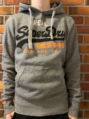 Superdry hoodie - Grå Vintage Superdry hoodie i mycket bra skick 👏 | Storlek S 📏 | Vid frågor är det bara att höra av sig ✍️ | Frakt inom 48h 📦