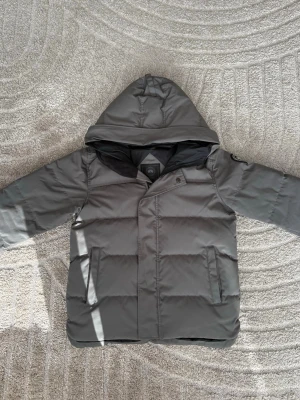 Canada Goose MacMillan Jacka  - S - •Canada Goose MacMillan Jacka  - S  •Storlek S men passar M   •Black label   •Bra skick   •Pris kan diskuteras 