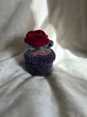 Virkad ros i kruka - Den är ca 14 cm hög ❣️