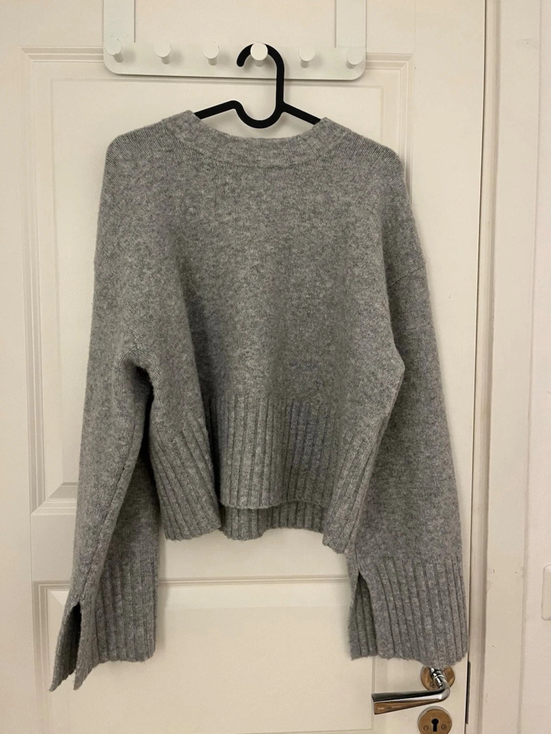 Grå cropped stickad tröja