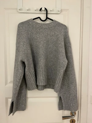 Grå cropped stickad tröja - Super fin och aldrig använd. Passar S och M