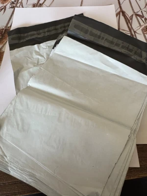 Postpåsar - Säljer av material som jag använt för att göra smycken. Har 2025 tillverkat och sålt smycken för över 50.000kr så är något folk uppskattar (om man håller låga priser) . Nu har jag dock tappat intresset så säljer av allt jag har. Kolla gärna in andra annonser   I denna annons hittar du material för att posta dina saker . Ca 80-85 postpåsar. Går att köpa för 2kr st eller alla för priset i annonsen