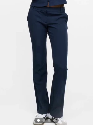 Mörkblå kostymbyxor bootcut - Ett par mörkblå kostymbyxor från Nelly. Säljer för de tyvärr inte kommer till användning längre. Tänk på att bilderna inte är mina utan att de jag säljer är en större storlek. Lite noppriga som ni kan se på sista bilden. Nypris 300kr. Om du har ytterligare frågor är det bara att kontakta mig🫶