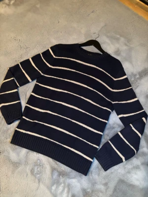 Massimo dutti stickad tröja  - | jag säljer nu en riktigt snygg tröja ifrån Massimo dutti | storlek: M | Skick: 9/10 | den är tjock stickad och är riktigt skön | skriv till mig för fler frågor och bilder | 