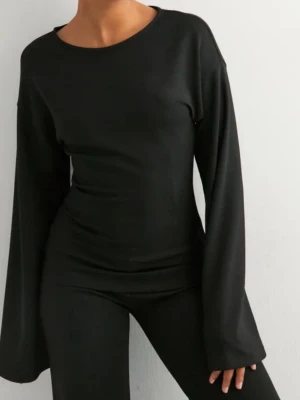  topp med vida ärmar från Nelly - Snygg svart långärmad topp med rund hals och vida ärmar