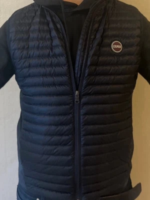 Svart dunväst från Colmar - En väst från colmar i väldigt bra skick som jag haft dem förra våren men som blivit för liten nu tyvär, storlek 50(upplever den som en S) jättebra skick. Bara skriva vid frågor.