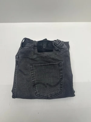  Jack & Jons jeans - Säljer nu dessa Jack & Jons jeans, i storlek 176/S. Kan gå ner i pris vid snabb affär eller köp!