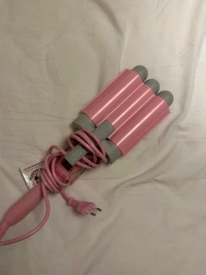 Mermade - Hair Pro Waver Pink 32mm - Mermade  Hair Pro Waver Pink 32mm Använd ca 3-5 gånger. Som ny. (Förpackning följer inte med)  Köpte den ifrån cocopanda, nypris 788kr.  Pris kan diskuteras!!  Här finns en länk till den från där jag köpte den ifall ni vill läsa mer om den☺️ https://www.cocopanda.se/product/3261469?utm_campaign=pmax-gd&gad_source=1&gad_campaignid=22921156506&gbraid=0AAAAADn4OARe8_v5bAMweaRBcxGfRKVHD&gclid=EAIaIQobChMImMSw-bDHkAMVCBmiAx29aBekEAQYDSABEgIN8_D_BwE