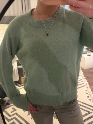 Ljusgrön stickad tröja - Mysig ljusgrön stickad tröja! Fint skick, använd några enstaka gånger! Storlek xs/s💕💕💕