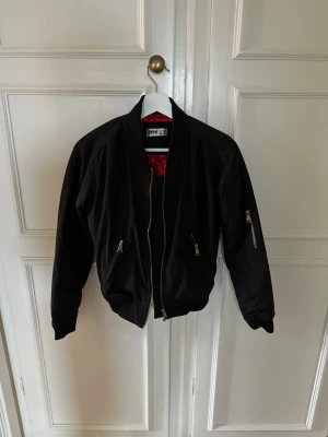 Dennis maglic bomberjacka  - Bomberjacka från Dennis maglic storlek XS. Använda ett fåtal gånger. 