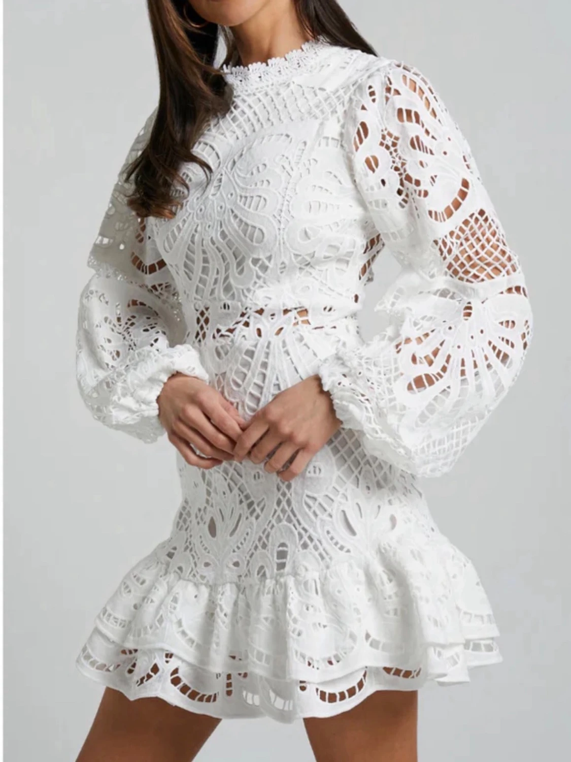 Vit spetsklänning med volang