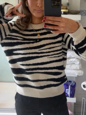 Stickad tröja zebramönster - Det Säljer min superfina och jättesköna zebra mönstrade stickade kofta i tjockt material. Den är S men passar mig som vanligtvis bär storlek XS.  Den har ett litet hål vid bröstet som man knappt ser på långt håll (se första bilden). Det går enkelt att laga själv om man så skulle behaga.