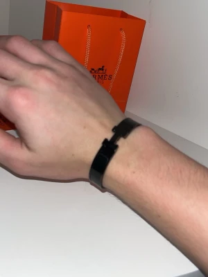 Fint enkelt armband - Snyggt svart armband till sommaren, 19mm storlek. Inget annat speciellt, skriv om du är intresserad och pris kan diskuteras. Du får med allt på bilden i bra skick