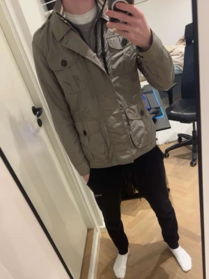 Moncler field jacket  - Moncler fieldjacket. Färg grå. Storlek 2 passar M. Inga defekter.