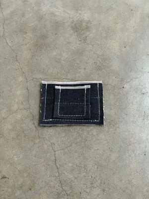 Selvedgeplånbok - Dropp 6  Handsydd plånbok i vintage jeans. Varje exemplar är unikt med snygga detaljer. Plånboken håller flera kort utan att dem åker ut. Små variationer i färg och struktur visar på plaggets tidigare historia💙  Tiktok: Jeanius.bc