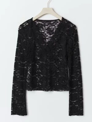 Svart spetstopp - Snygg svart spets topp från Gina Tricot i storlek XS🫶🏻Använd typ två gånger, nypris 299kr💕