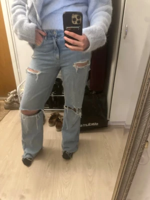 Populära jeans från Zara  - Väldigt populära och snygga jeans från Zara, finns inte att köpa längre💘storlek 38 skriv för frågor