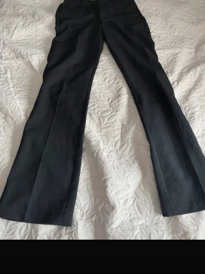 kostymbyxor  - säljer kostym byxor i jätte bra skick knappt använda från bikbok. finns ett par i storlek M/38 och ett par i S/36 vid köp av båda kan priset diskuteras!