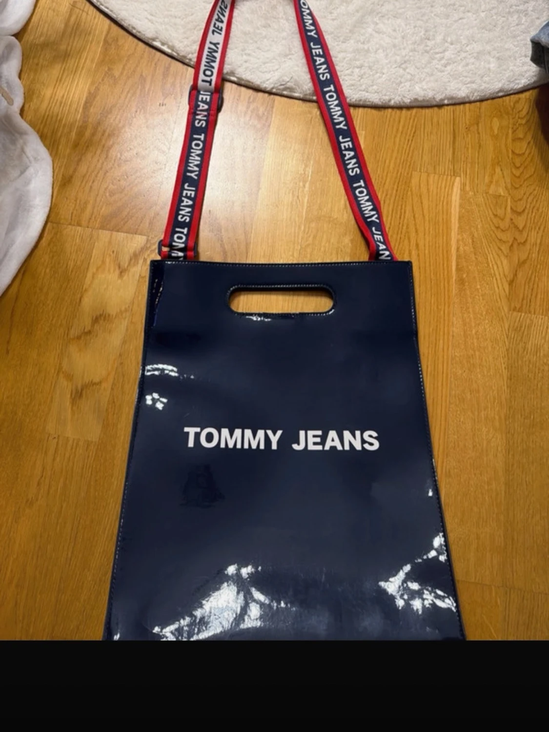 Mörkblå axelväska Tommy Jeans