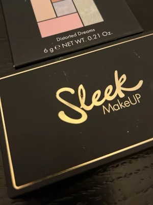 Sleek MakeUP Highlighter palette x2 - Highlighterpaletter från Sleek MakeUP i modellen Distorted Dreams. Paletterna innehåller flera skimrande nyanser i pastellfärger som rosa, lila, guld och silver. Kommer i en stilren svart ask med gulddetaljer. Perfekt för att skapa glow och highlighta ansiktet.
