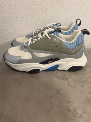 Dior B22 - Storlek 42 och 43 finns inne. Pris kan diskuteras vid snabbäffar