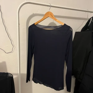 Mörkblå långärmad topp Intimissimi - Säljer en tunn och supermjuk mörkblå långärmad topp från Intimissimi. Modellen är figurnära med rund halsringning och är tillverkad i en mix av ull och kashmir, vilket gör den extra skön och lätt. Perfekt att styla lager på lager eller bära som den är. 💞 Säljer pågrund av att den inte kommer till användning 🥺Nypris: 490 kr Mitt pris: 300 kr