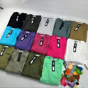 Stone Island crewneck tröjor i flera färger - (Finns i storlekarna XS-S-M-L-XL) Flera snygga crewneck tröjor från Stone Island i olika färger som svart, grå, vit, blå, lila, rosa, grön och beige. Tröjorna har rund hals, lång ärm och klassisk Stone Island patch på ärmen. Perfekta för dig som vill ha streetwear-vibe och stilren look.