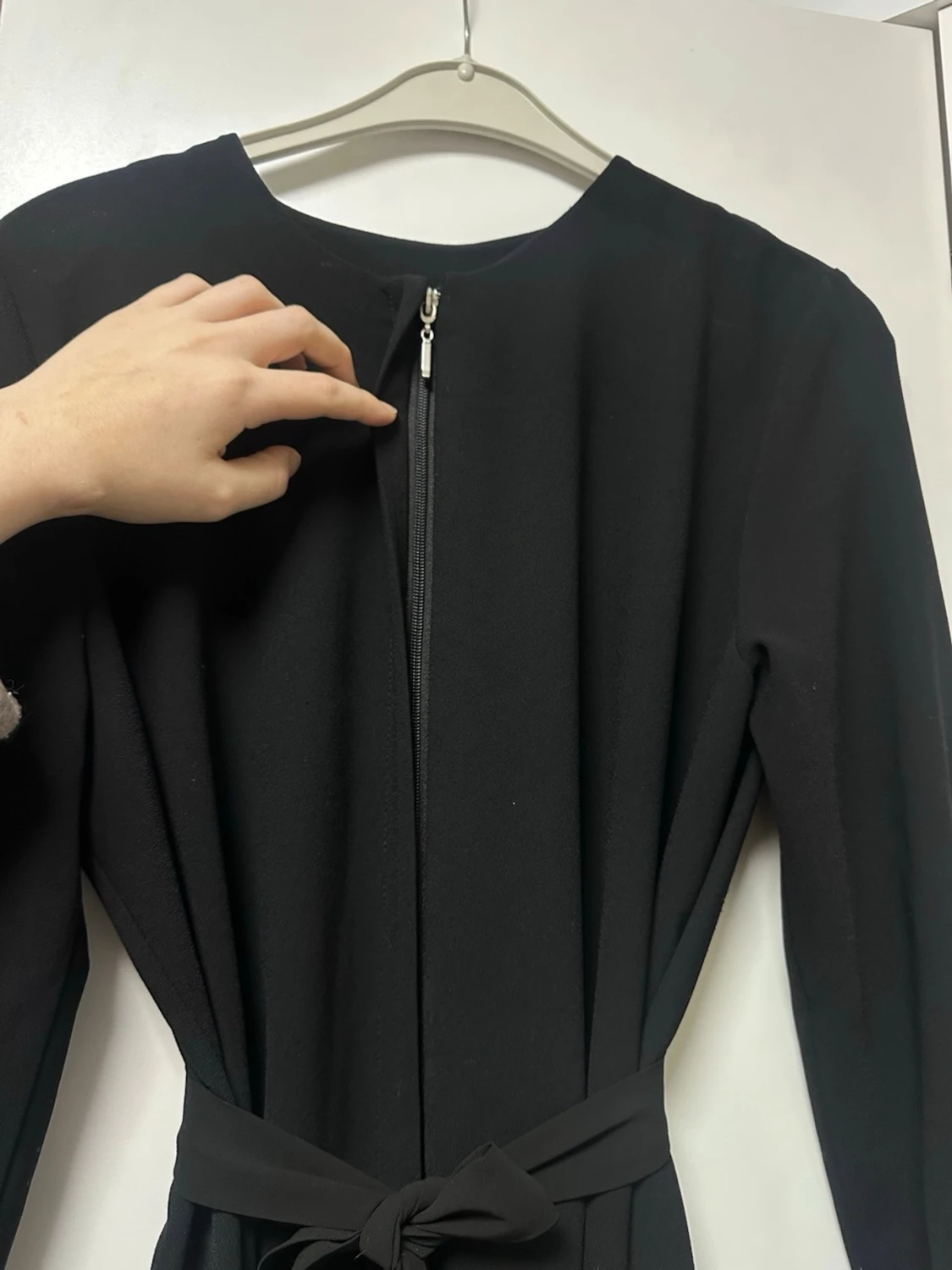 Svart långklänning med bälte  - 2