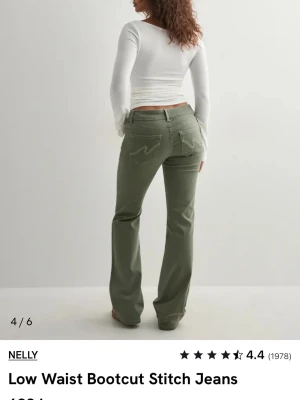Gröna bootcut jeans från Nelly - Snygga lågmidjade bootcut jeans i olivgrönt från Nelly. Jeansen har dekorativa sömmar på bakfickorna och en klassisk femficksmodell. Perfekta för dig som gillar en avslappnad men trendig look.