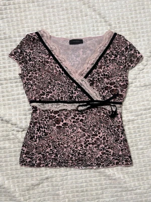 Leopard topp med spets vintage - tajt vintage topp från vero Moda. Superfint skick. Passar xs-s. Jag brukar ha både s och xs i toppar och denna passar mig.  Skicka gärna prisförslag. Kan gå ner lite vid snabb affär!  Köp sker via köp nu, jag postar inom 24h. Kvar tills markerad såld 