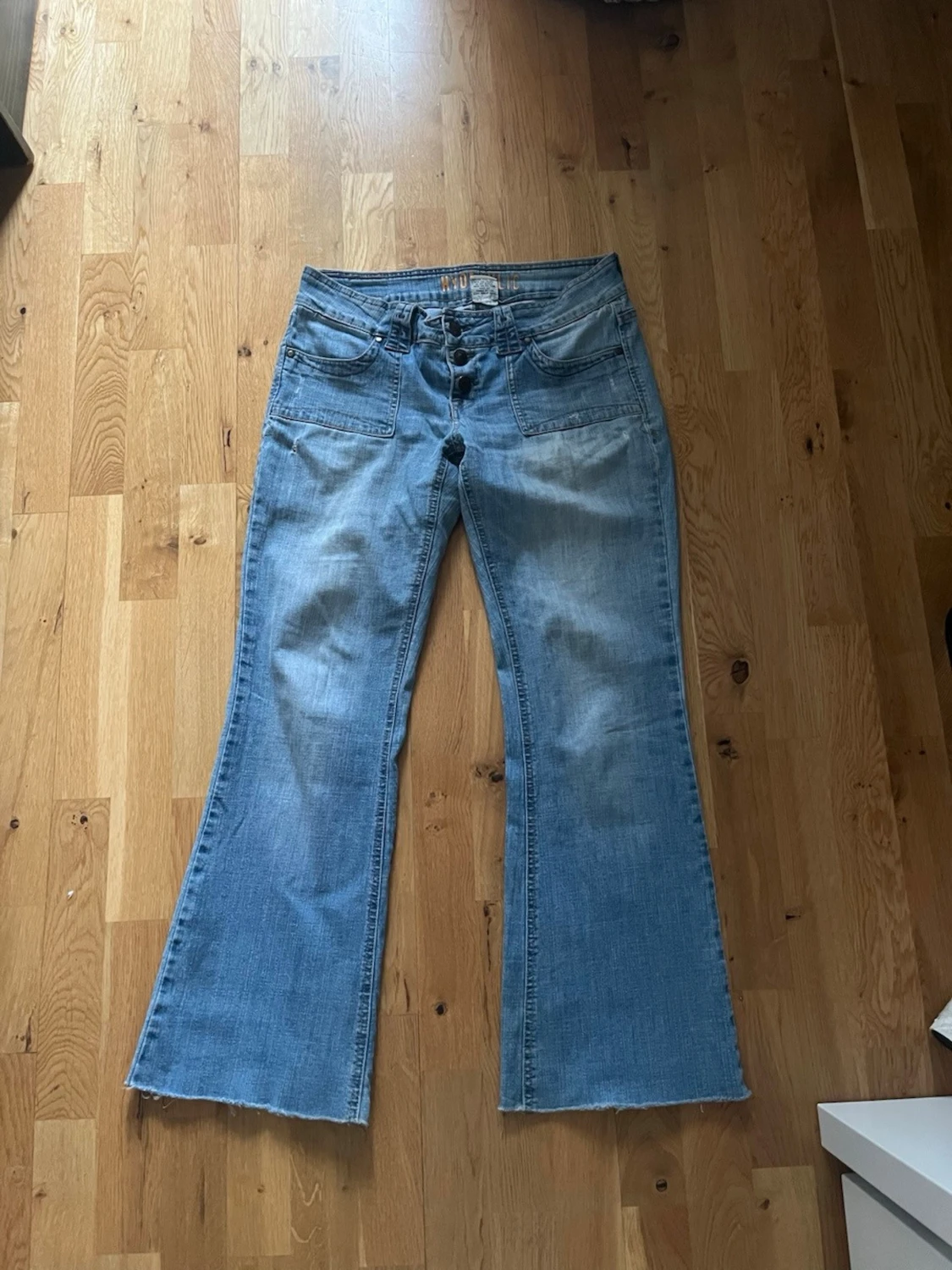 Ljusblå bootcut jeans med fickdetaljer - 3