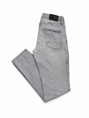 Gråa clarks från J&J - Snygga grå jeans från Jack and Jones med rak passform och klassisk femficksdesign. Jeansen har en diskret tvättad look och är tillverkade i mjukt denimtyg. Perfekta för en avslappnad och trendig stil.