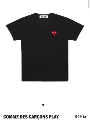 Svart t-shirt Comme des Garçons Play - Svart t-shirt från Comme des Garçons Play med det ikoniska röda hjärtat broderat på bröstet. Klassisk passform och rund halsringning. Perfekt basic med en twist för dig som gillar streetwear.