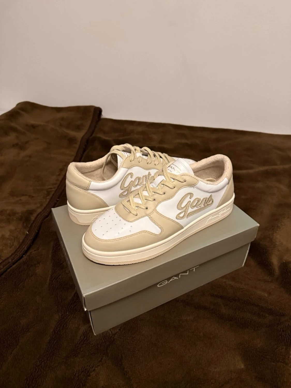 Beige och vita sneakers från Gant - 2