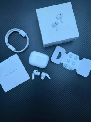 AirPods Pro 2 - Säljer ett par AirPods Pro 2 i mycket fint skick. De är sparsamt använda och fungerar perfekt utan några som helst problem. Ljudkvaliteten är kristallklar och brusreduceringen fungerar som den ska.  Batteriet håller bra och laddningsfodralet är i fint skick utan större repor. Hörlurarna är rengjorda och återställda inför försäljning