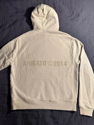 Axel Arigato hoodie - Säljer nu min Axel Arigato hoodie eftersom den har blivit för liten. Den är i fint skick. Hör av er vid frågor.