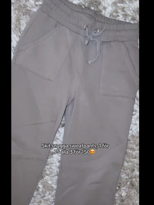 Beiga mjukisbyxor med  - Säljer ett par snygga beiga mjukisbyxor med bred resår i midjan. Byxorna har stora fickor fram och två bakfickor. Perfekta för chill dagar och riktigt skön passform. Materialet känns mjukt och bekvämt.