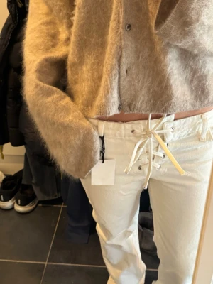 Slutsålda Zara jeans! - Zara jeans som inte går att köpa längre, storlek 36. De har en liten sminkfläck som säkert går bort i tvätten🌸